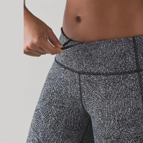 Lululemon Pace Rival Crop Line Up in White Black / Black - Picture 8 of 16